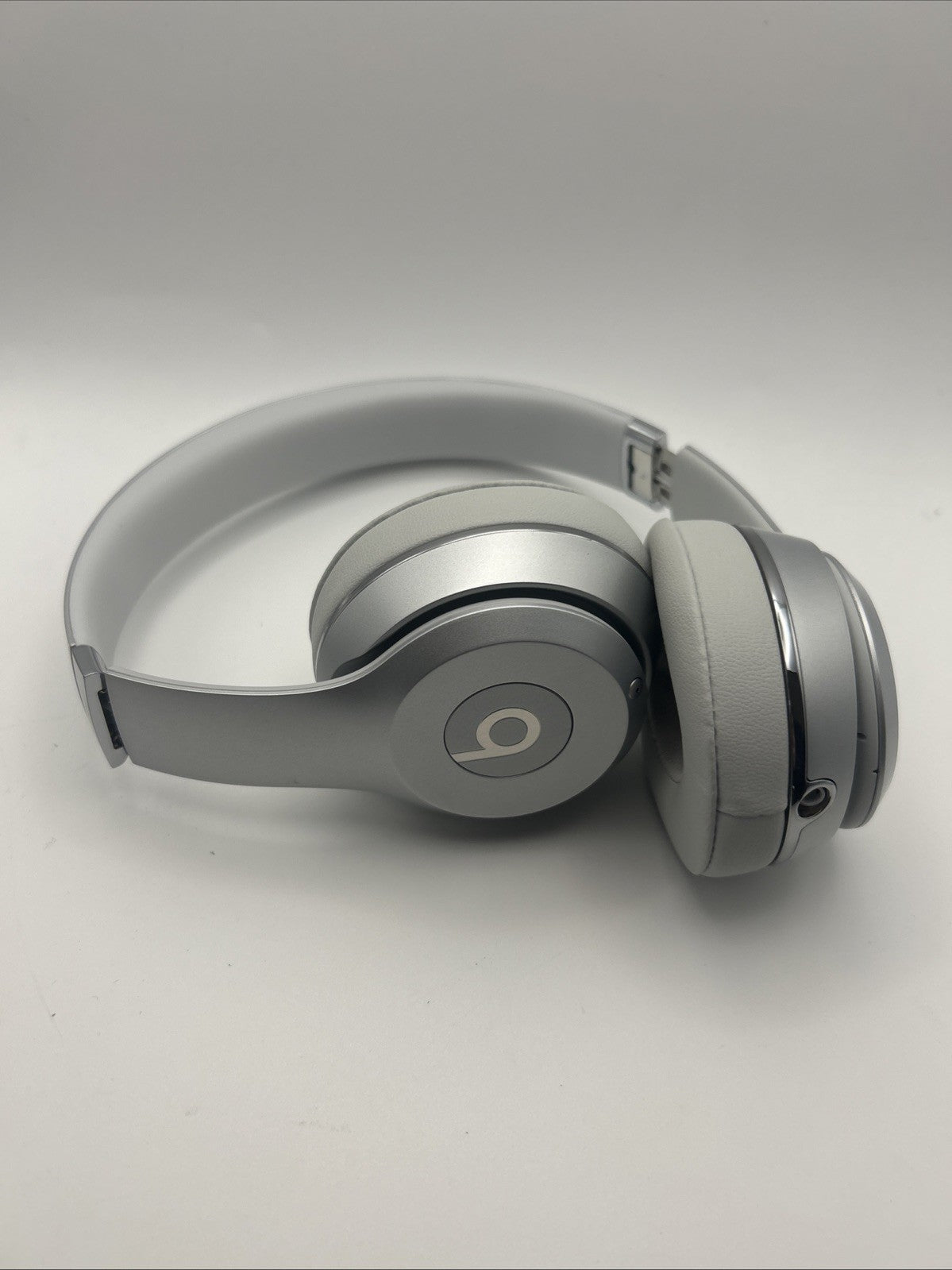Beats Solo3 Wireless Bluetooth Over-Ear Headphones - Silver (MT293LL/A)