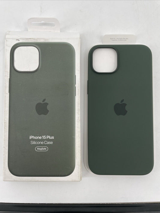 Apple Silicone Case w/ MagSafe for Apple iPhone 15 Plus (Green)