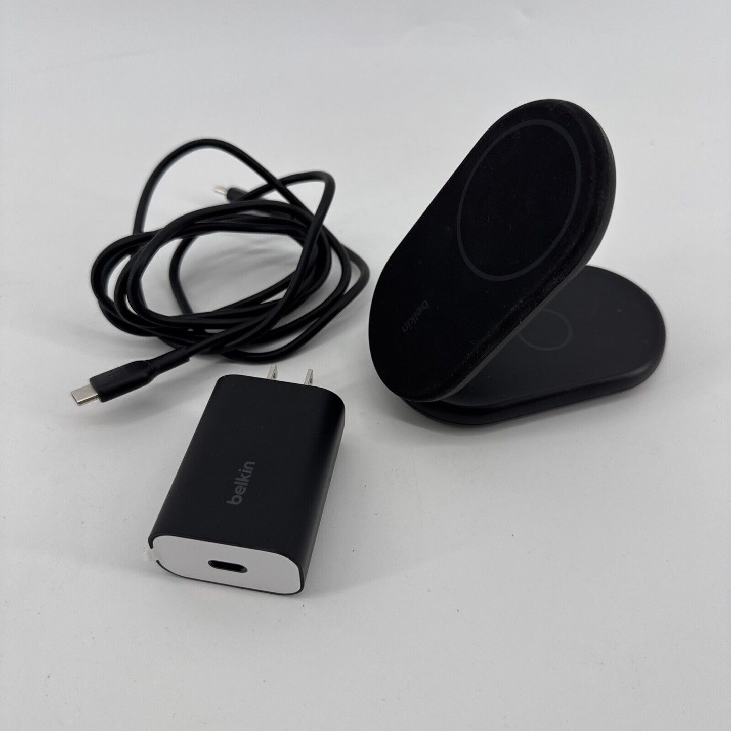 Belkin BoostCharge 2-in-1 Magnetic Foldable Wireless Charger with Qi2 15W