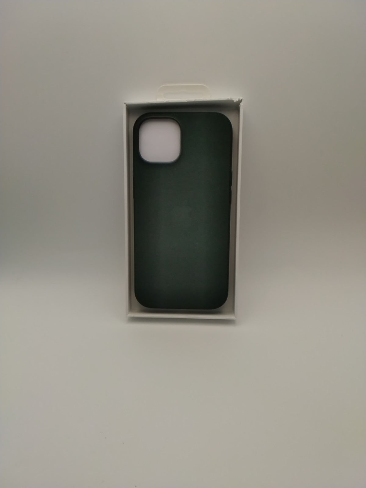 Apple FineWoven Case with MagSafe for iPhone 15 - Evergreen